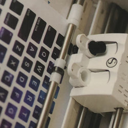 découpe d'une feuille A4 imprimée sur du vinyle imprimable